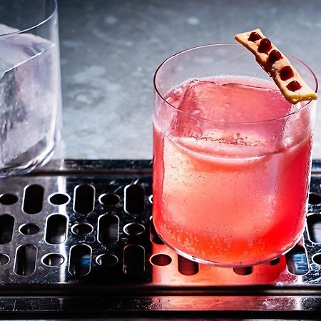Riggs Washington Dc Hotel Luaran gambar A Pink Lady